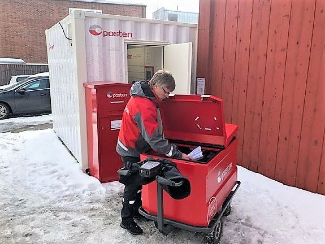Postbud Svein Kyrre Hamnes med dagens leveranse av pakker og brev til postautomaten i Sandakerveien. Foto: Posten Postbud Svein Kyrre Hamnes med dagens leveranse av pakker og brev til postautomaten i Sandakerveien. Foto: Posten