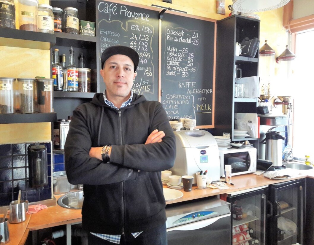 Bak disken hos Café Provence finner du nesten alltid innehaveren Mohamed Bachatene. Nå kan det gå mot slutten for den fargerike kafeen. Foto: Anders Høilund Bak disken hos Café Provence finner du nesten alltid innehaveren Mohamed Bachatene. Nå kan det gå mot slutten for den fargerike kafeen. Foto: Anders Høilund