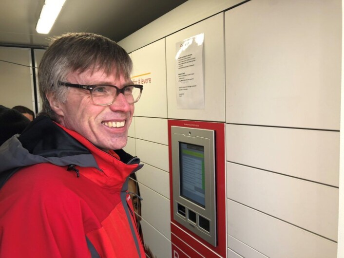Postbud Svein Kyrre Hamnes inne i automat-containeren. Foto: Posten Postbud Svein Kyrre Hamnes inne i automat-containeren. Foto: Posten