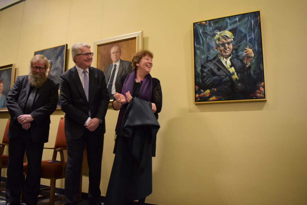 Også ex-ordfører Fabian Stang er nå foreviget i ordførergangen på Rådhuset. Til venstre maler Håkon Gullvåg. Til høyre, ordfører Marianne Borgen. Foto: Memoona Saleem Også ex-ordfører Fabian Stang er nå foreviget i ordførergangen på Rådhuset. Til venstre maler Håkon Gullvåg. Til høyre, ordfører Marianne Borgen. Foto: Memoona Saleem