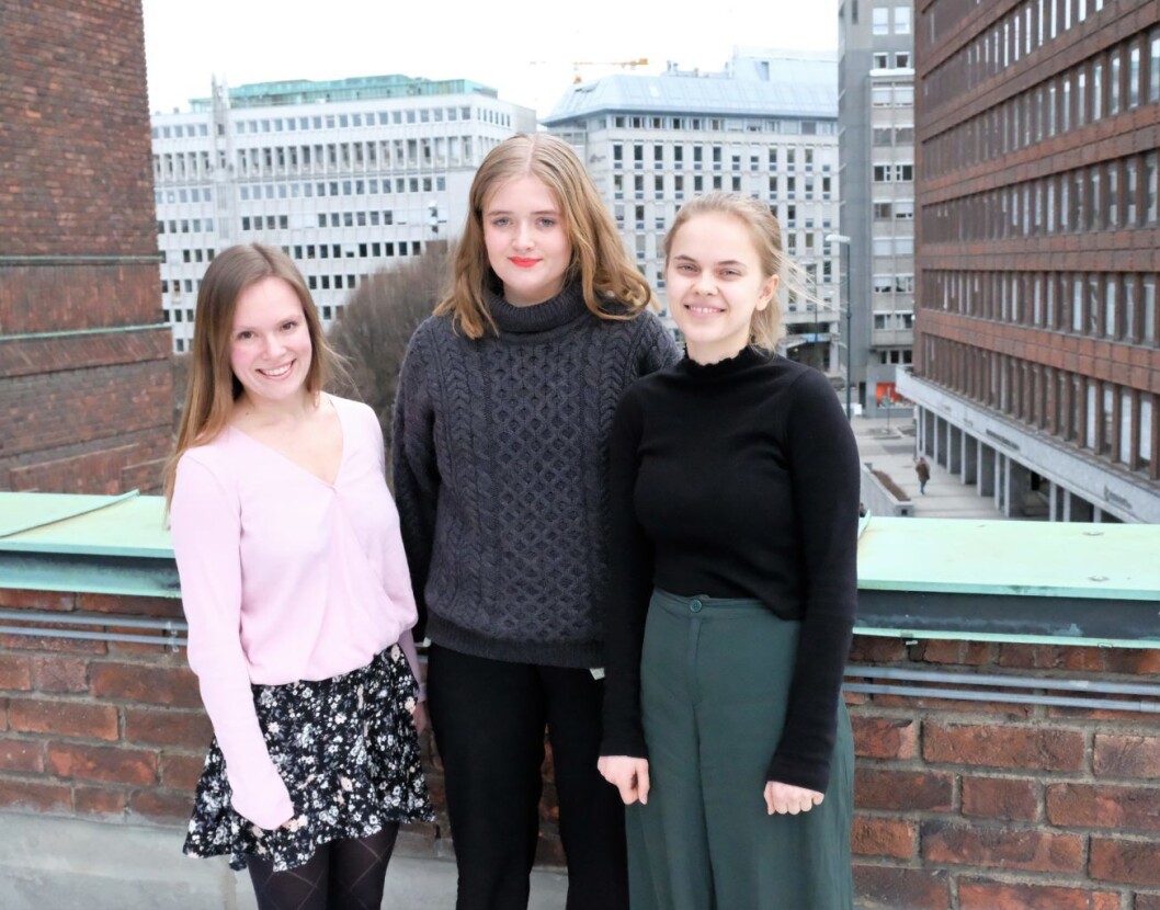 Mari Morken fra Oslo AUF (t.v), Astrid Elgethun fra Oslo SV og leder i Oslo Grønn Ungdom, Christine Evjen (t.h) er glad for at retusjert reklame i framtiden blir forbudt på kommunal eiendom. Foto: Christian Boger Mari Morken fra Oslo AUF (t.v), Astrid Elgethun fra Oslo SV og leder i Oslo Grønn Ungdom, Christine Evjen (t.h) er glad for at retusjert reklame i framtiden blir forbudt på kommunal eiendom. Foto: Christian Boger