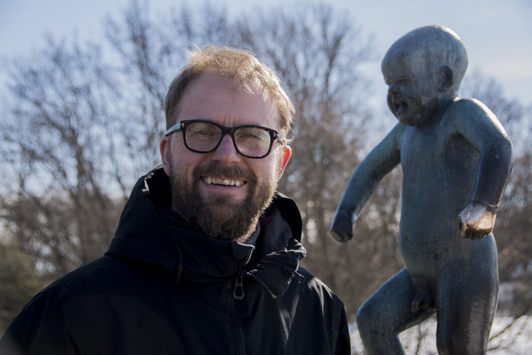 Museumsleder for Vigeland-museet, Jarle Strømodden, gleder seg over å låne ut Sinnataggen. Sinnataggen selv synes ikke så fornøyd. Foto: Morten Lauveng Jørgensen Museumsleder for Vigeland-museet, Jarle Strømodden, gleder seg over å låne ut Sinnataggen. Sinnataggen selv synes ikke så fornøyd. Foto: Morten Lauveng Jørgensen