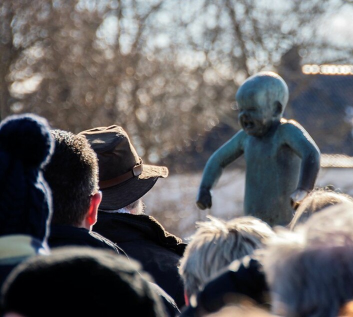 Gjennom hele året strømmer turistene til Sinnataggen i Frognerparken. Nå skal vi alle få være med og finansiere skulpturens opphold i Paris gjennom økte bompengesatser. Foto: Morten Lauveng Jørgensen