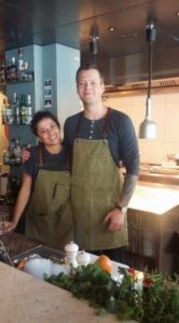 Elizabeth Amundsen er ansatt og Gunnar Forsgren (til høyre) er innehaver av relativt nye Gunnars Generasjonsbar. Foto: Irina Tanase Elizabeth Amundsen er ansatt og Gunnar Forsgren (til høyre) er innehaver av relativt nye Gunnars Generasjonsbar. Foto: Irina Tanase