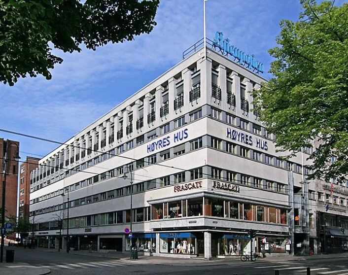 Høyres hus må betale eiendomsskatt, mener Aps finansbyråd. Men partifellene på Youngstorget slipper unna skatten. Foto: Wikimedia commons Høyres hus må betale eiendomsskatt, mener Aps finansbyråd. Men partifellene på Youngstorget slipper unna skatten. Foto: Wikimedia commons