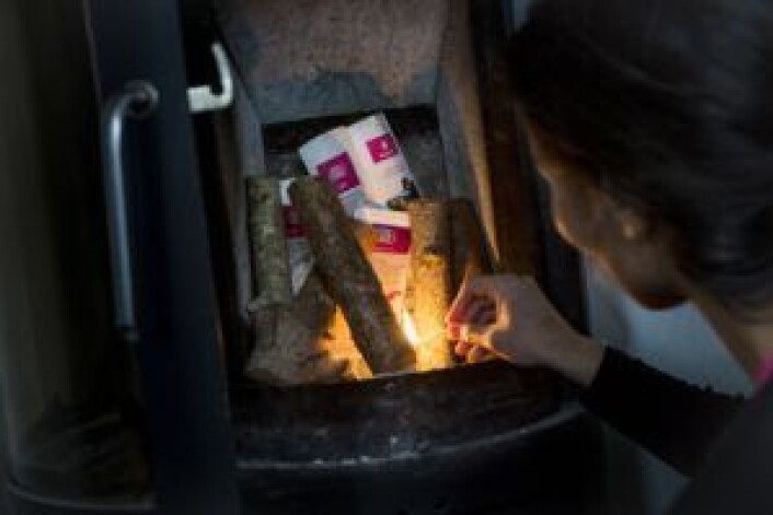 KOSELIG MED PEIS. ...Men fyrer du med kartong på hytta får du masse sot og lite varme. Foto: Arash Nejad/Nye Bilder KOSELIG MED PEIS. ...Men fyrer du med kartong på hytta får du masse sot og lite varme. Foto: Arash Nejad/Nye Bilder