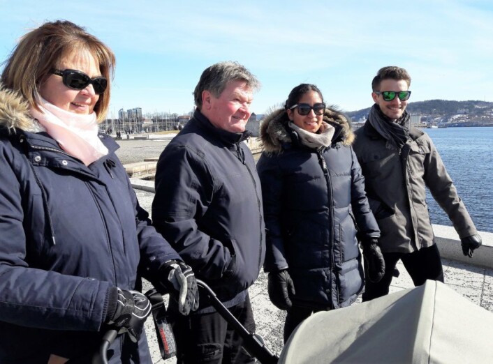 På sightseeing i egen by, Vigdis og Frank Edvardsen med datter Katrine og kommende svigersønn Simen Skretting. I barnevogna ligger lille Noah. Foto: Anders Høilund På sightseeing i egen by, Vigdis og Frank Edvardsen med datter Katrine og kommende svigersønn Simen Skretting. I barnevogna ligger lille Noah. Foto: Anders Høilund