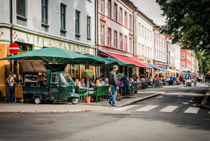 Tusenvis av mennesker samles ved og i Olaf Ryes plass en solfylt vår- eller sommerkveld. Med byrådets skjenkeregler kuttes uteserveringen med en time. Foto: Glenn Wedin / Flickr Tusenvis av mennesker samles ved og i Olaf Ryes plass en solfylt vår- eller sommerkveld. Med byrådets skjenkeregler kuttes uteserveringen med en time. Foto: Glenn Wedin / Flickr