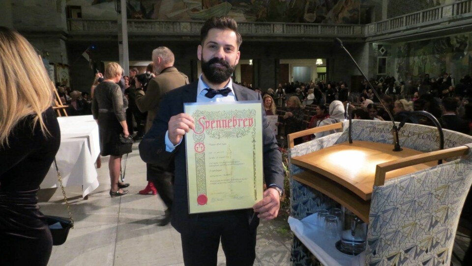 Thaer Abo Issa viser stolt frem svennebrevet som beviser at han er utdannet frisør i Norge. Her fra utdelingen i Rådhuset. Foto: Privat