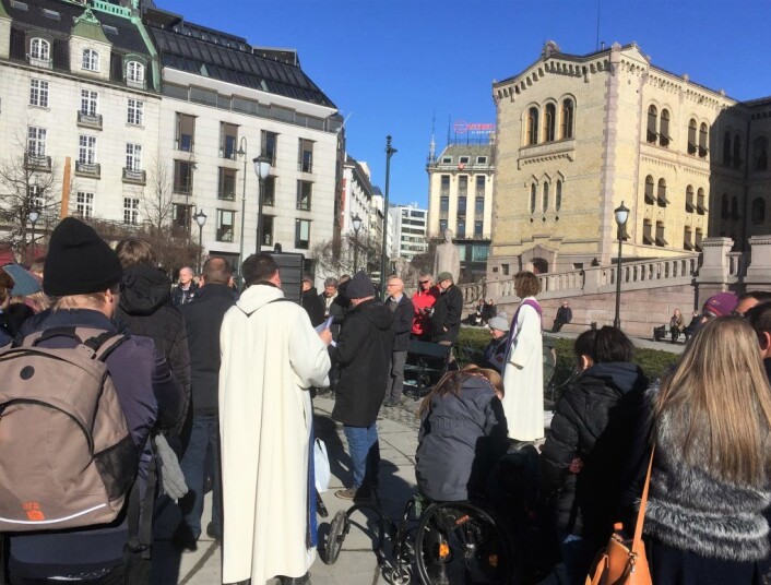 Stortinget stenger våre grenser og forhandler bort livene til flyktninger. Foto: Kjersti Opstad Stortinget stenger våre grenser og forhandler bort livene til flyktninger. Foto: Kjersti Opstad