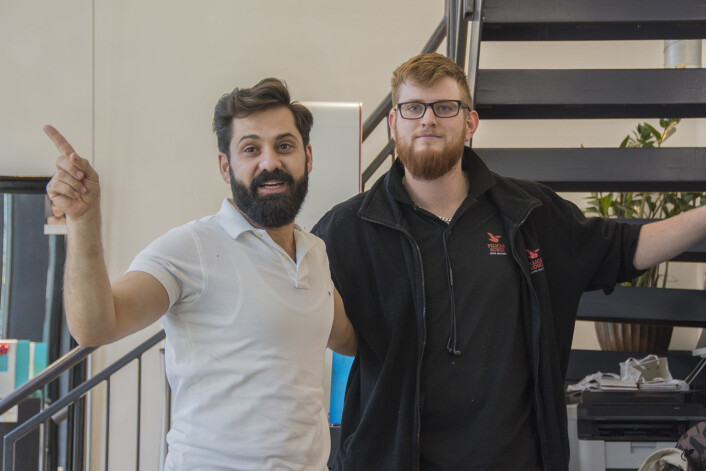 Thaer Abo Issa sammen med kaffemaskinreparatør og frisørmodell Magnus Hestad. Foto: Morten Lauveng Jørgensen Thaer Abo Issa sammen med kaffemaskinreparatør og frisørmodell Magnus Hestad. Foto: Morten Lauveng Jørgensen