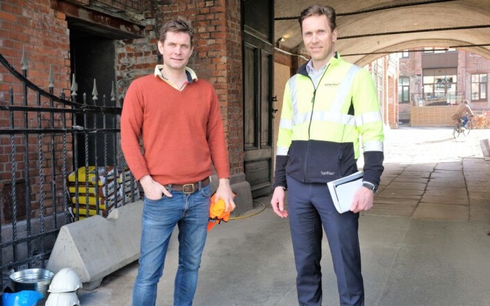 Kommunikasjonsdirektør i Ringnes, Nicolay Brusgaard, og prosjektleder for Ringnes Brygghus, Christian Groth Kjellsby, håper å kunne åpne dørene til det nye ølkultursenteret i august. Foto: Christian Boger Kommunikasjonsdirektør i Ringnes, Nicolay Brusgaard, og prosjektleder for Ringnes Brygghus, Christian Groth Kjellsby, håper å kunne åpne dørene til det nye ølkultursenteret i august. Foto: Christian Boger