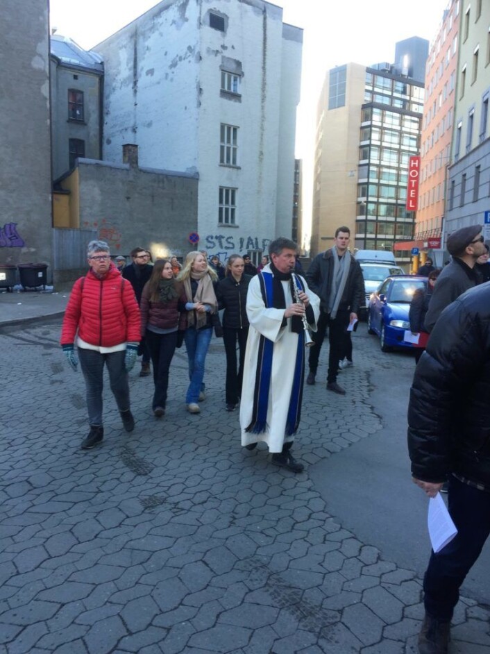 Musiker og gateprest Carl Petter Opsahl lar sine toner strømme ut av klarinetten. Foto: Kjersti Opstad Musiker og gateprest Carl Petter Opsahl lar sine toner strømme ut av klarinetten. Foto: Kjersti Opstad