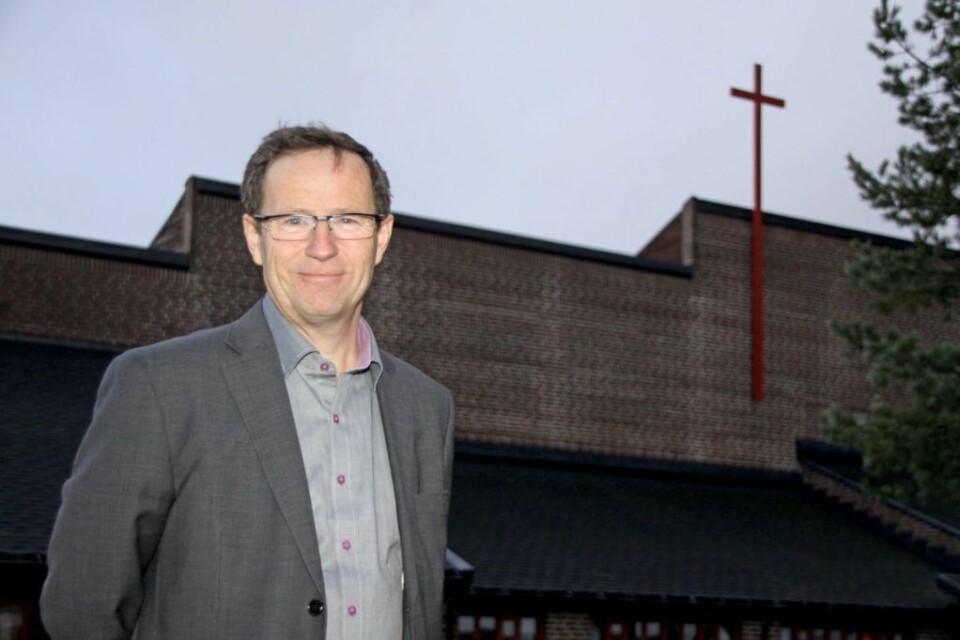 Oslos kirkeverge Robert Wright forstår at det kan komme sterke reaksjoner på forslaget om å legge ned ni kirker i Oslo. Men det må spares inn 10 millioner, sier den tidligere KrF-politikeren og NHO-direktøren. Foto: Den norske Kirke