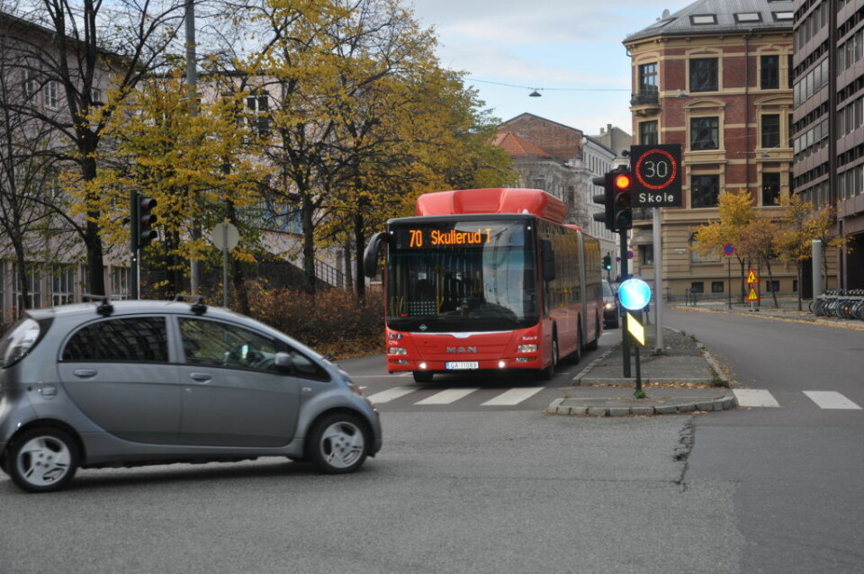 Busser og utrykninsgskjøretøy skal få passere bommene som kommer i Løkkeveien. Men både privatbilister og næringslivet må finne andre gater når den sterkt trafikerte gjennomfartsåren prøvestenges. Foto: Arnsten Linstad