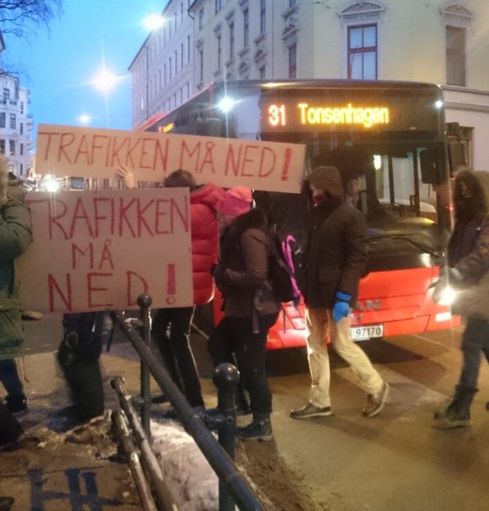 Beboerforeningen og aksjonister har nådd frem med protestene. Men bussene skal fortsatt få kjøre når Ruseløkkveien prøvestenges for all annen bilisme utenom utrykningskjøretøy. Foto: Marianne Grøtte / Radikal Portal Beboerforeningen og aksjonister har nådd frem med protestene. Men bussene skal fortsatt få kjøre når Ruseløkkveien prøvestenges for all annen bilisme utenom utrykningskjøretøy. Foto: Marianne Grøtte / Radikal Portal