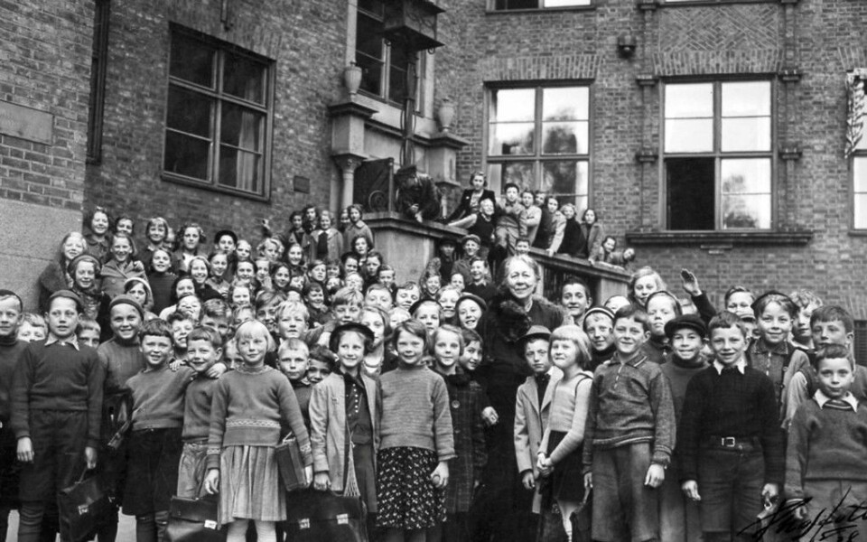 Overlærer Anna Sethne, 1872–1961, sammen med elever ved Sagene skole i Oslo. Bildet er trolig tatt i slutten av 1920-årene. Foto: Sagene skole