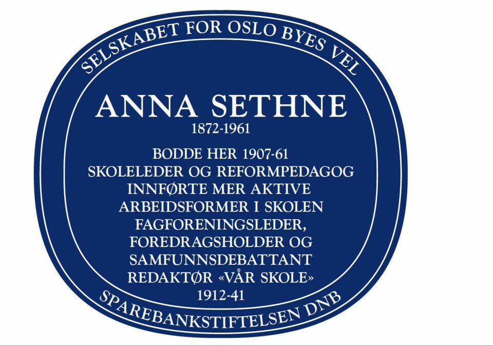 Anna Sethne er hedret av Oslo byes vel med et blått skilt i Eugenies gate 22A.