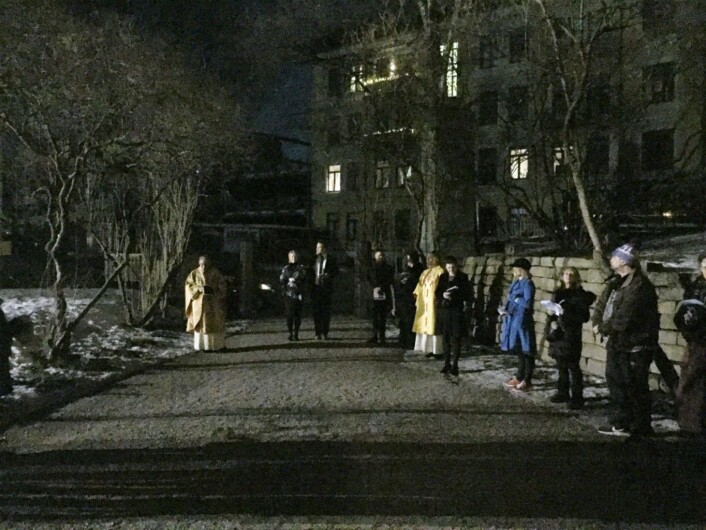 Prestene leder oss ut av kirken og tar hver og en av oss i hånden og ønsker oss en god påske. Foto: Kjersti Opstad Prestene leder oss ut av kirken og tar hver og en av oss i hånden og ønsker oss en god påske. Foto: Kjersti Opstad