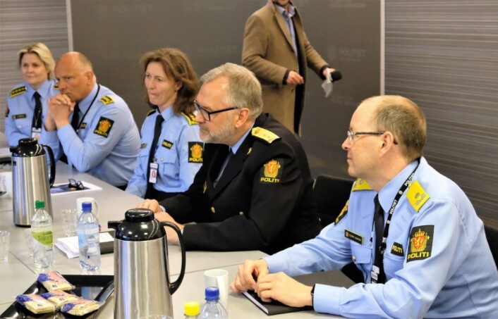 Ledelsen i Oslo politidistrikt ga mandag den nye justis- og beredskapsministeren en innføring i situasjonen i Oslo. Fra venstre: leder for enhet for etterforskning og etterretning Grete Lien Metlid, leder for enhet Øst John Roger Lund, leder for enhet for forebygging Janne Størmer, politimester Hans Sverre Sjøvold og visepolitimester Bjørn Vandvik. Foto: Christian Boger Ledelsen i Oslo politidistrikt ga mandag den nye justis- og beredskapsministeren en innføring i situasjonen i Oslo. Fra venstre: leder for enhet for etterforskning og etterretning Grete Lien Metlid, leder for enhet Øst John Roger Lund, leder for enhet for forebygging Janne Størmer, politimester Hans Sverre Sjøvold og visepolitimester Bjørn Vandvik. Foto: Christian Boger