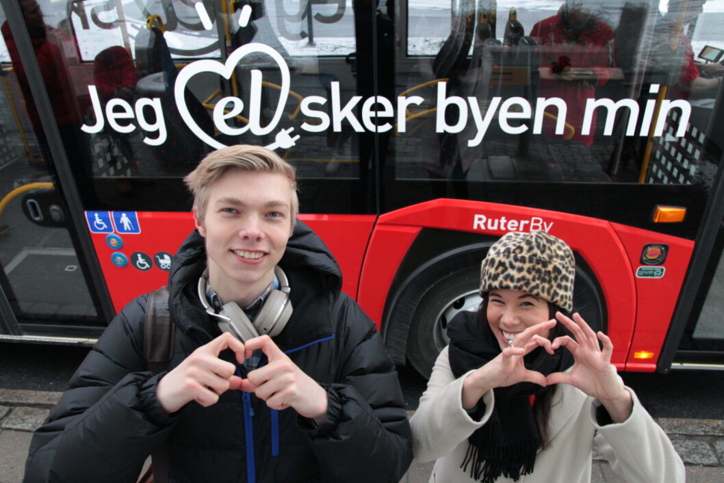 Elbussentusiast Stian Nandrup var sammen med byråd Lan Marie Berg med på den første turen med kunder fra da Norgesbuss kjørte fra Vippetangen mot Tonsenhagen i desember i fjor. Foto: Ruter Elbussentusiast Stian Nandrup var sammen med byråd Lan Marie Berg med på den første turen med kunder fra da Norgesbuss kjørte fra Vippetangen mot Tonsenhagen i desember i fjor. Foto: Ruter