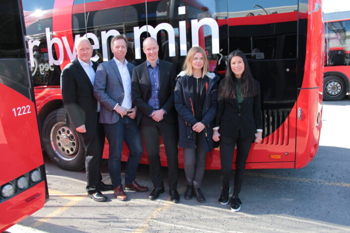 Øystein Svendsen (Unibuss), Atle Rønning (Norgesbuss), Jan Volsdal (Nobina), markedsdirektør Ellen Rogde i Ruter og byråd Lan Marie Berg står bak den nye elbuss-satsingen. Foto: Ruter Øystein Svendsen (Unibuss), Atle Rønning (Norgesbuss), Jan Volsdal (Nobina), markedsdirektør Ellen Rogde i Ruter og byråd Lan Marie Berg står bak den nye elbuss-satsingen. Foto: Ruter