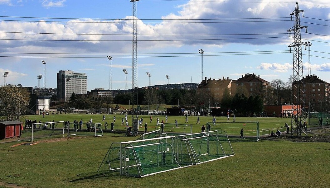 Langs Vålerenga Fotballs treningsanlegg på Valle Hovin ligger det tonnevis av gummigranulat etter vinteren. Foto: Wikimedia Commons Langs Vålerenga Fotballs treningsanlegg på Valle Hovin ligger det tonnevis av gummigranulat etter vinteren. Foto: Wikimedia Commons