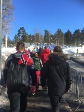 Pent i kø marsjerte jeg til kirken. Omringet av norske flagg og akkompagnert av klimrende kubjeller. Foto: Kjersti Opstad Pent i kø marsjerte jeg til kirken. Omringet av norske flagg og akkompagnert av klimrende kubjeller. Foto: Kjersti Opstad
