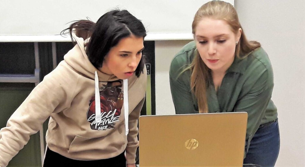 Det lyser konsentrasjon av Hana Shala (t.v.) når hun mikser musikk under veiledning av proffe DJ Nina Bosslady. Foto: Anders Høilund Det lyser konsentrasjon av Hana Shala (t.v.) når hun mikser musikk under veiledning av proffe DJ Nina Bosslady. Foto: Anders Høilund
