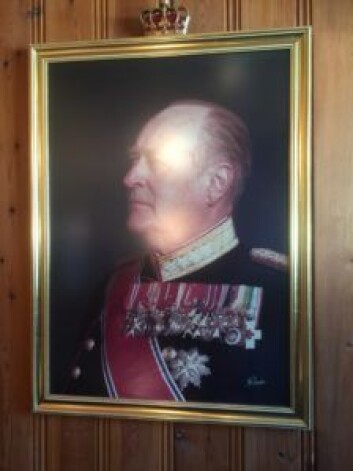 I kirkens inngangparti finner man et portrett av Kong Olav. Kongefamilien har som tradisjon å gå til messe i kapellet på julaften, når de feirer jul på Kongsseteren. Foto: Kjersti Opstad I kirkens inngangparti finner man et portrett av Kong Olav. Kongefamilien har som tradisjon å gå til messe i kapellet på julaften, når de feirer jul på Kongsseteren. Foto: Kjersti Opstad