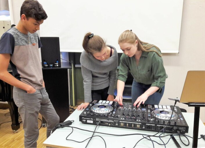 En DJ må kjenne godt til både musikken og teknologien. Fra venstre, André Claxton-Berge, Oda Kolbjørnsen-Tomassen og DJ Nina Bosslady. Foto: Anders Høilund