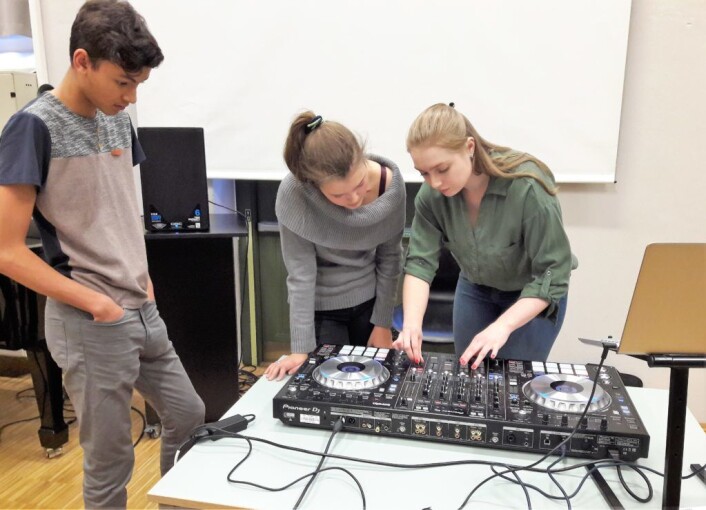 En DJ må kjenne godt til både musikken og teknologien. Fra venstre, André Claxton-Berge, Oda Kolbjørnsen-Tomassen og DJ Nina Bosslady. Foto: Anders Høilund En DJ må kjenne godt til både musikken og teknologien. Fra venstre, André Claxton-Berge, Oda Kolbjørnsen-Tomassen og DJ Nina Bosslady. Foto: Anders Høilund
