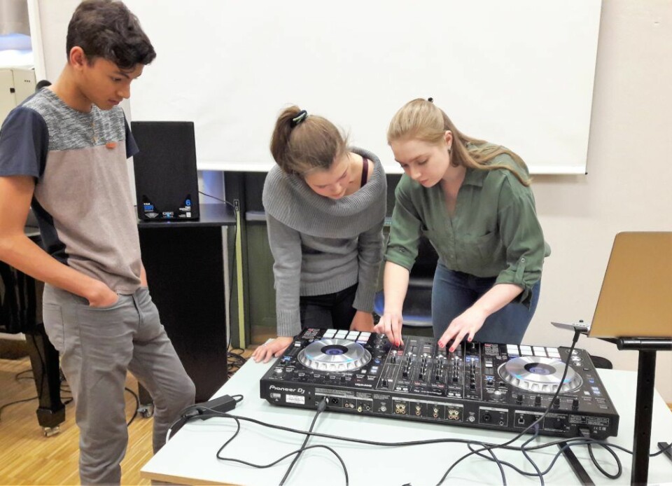 En DJ må kjenne godt til både musikken og teknologien. Fra venstre, André Claxton-Berge, Oda Kolbjørnsen-Tomassen og DJ Nina Bosslady. Foto: Anders Høilund