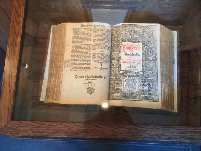 Fredrik II's bibel oppbevares trygt i en monterkasse i kapellets inngangsparti. Foto: Kjersti Opstad Fredrik II's bibel oppbevares trygt i en monterkasse i kapellets inngangsparti. Foto: Kjersti Opstad