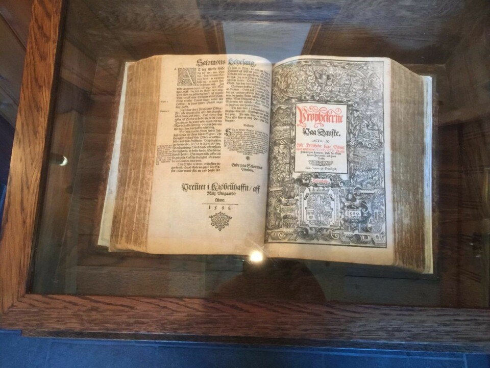 Fredrik II's bibel oppbevares trygt i en monterkasse i kapellets inngangsparti. Foto: Kjersti Opstad