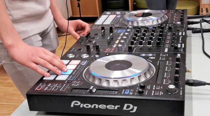 Det tar litt tid å sette seg inn i alle mulighetene en DJ-controller gir. Foto: Anders Høilund Det tar litt tid å sette seg inn i alle mulighetene en DJ-controller gir. Foto: Anders Høilund