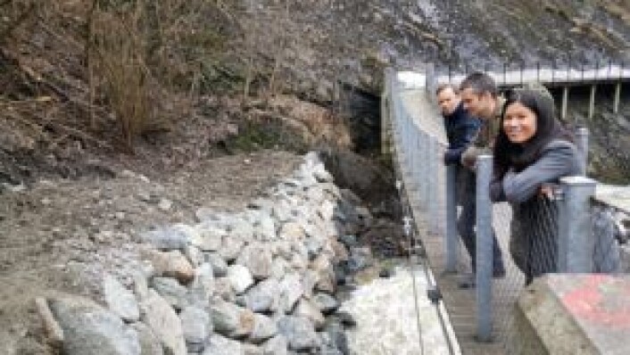 Til venstre ser vi kampesteiner som har blitt plassert ut der hvor det var rasfare, rett ved hengebrua. Foto: Tarjei Kidd Olsen Til venstre ser vi kampesteiner som har blitt plassert ut der hvor det var rasfare, rett ved hengebrua. Foto: Tarjei Kidd Olsen