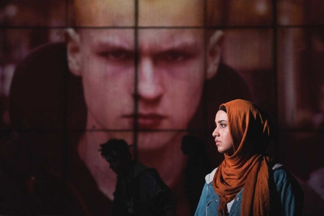Faten Mahdi Al-Hussaini foran bilde av skinhead. Foto: Dag Jenssen Faten Mahdi Al-Hussaini foran bilde av skinhead. Foto: Dag Jenssen