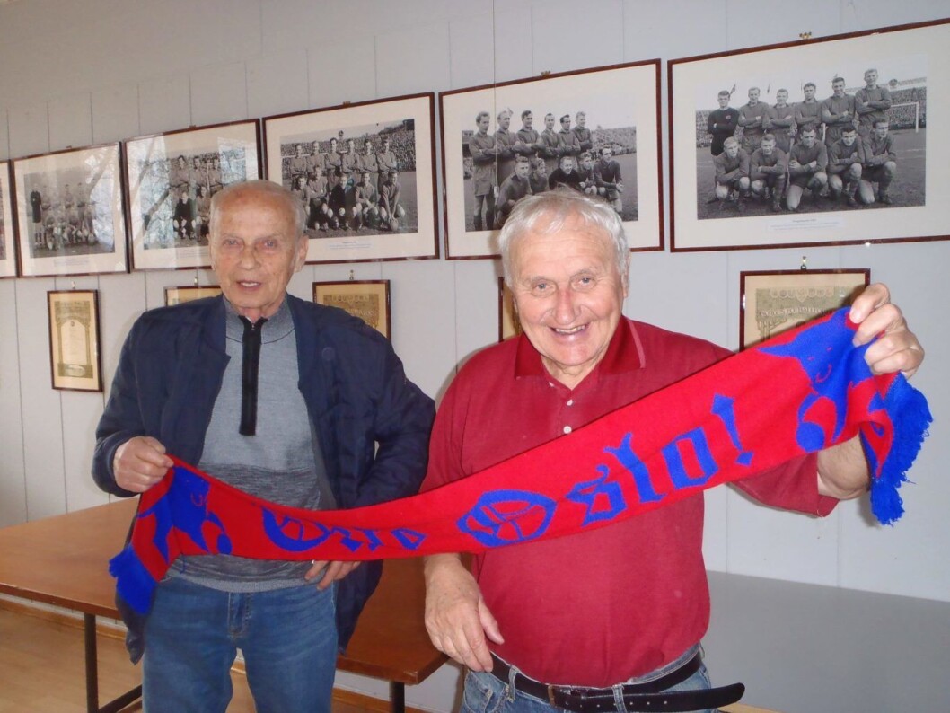 Veteranene Arne Larsen og Jan Erik "Puskas" Olsen holder skjerfet med påskriften: Ekte Oslo. På veggen henger bilder av Skeids mange mesterlag fra 50-og 60 årene. Foto: Anders Høilund Veteranene Arne Larsen og Jan Erik "Puskas" Olsen holder skjerfet med påskriften: Ekte Oslo. På veggen henger bilder av Skeids mange mesterlag fra 50-og 60 årene. Foto: Anders Høilund
