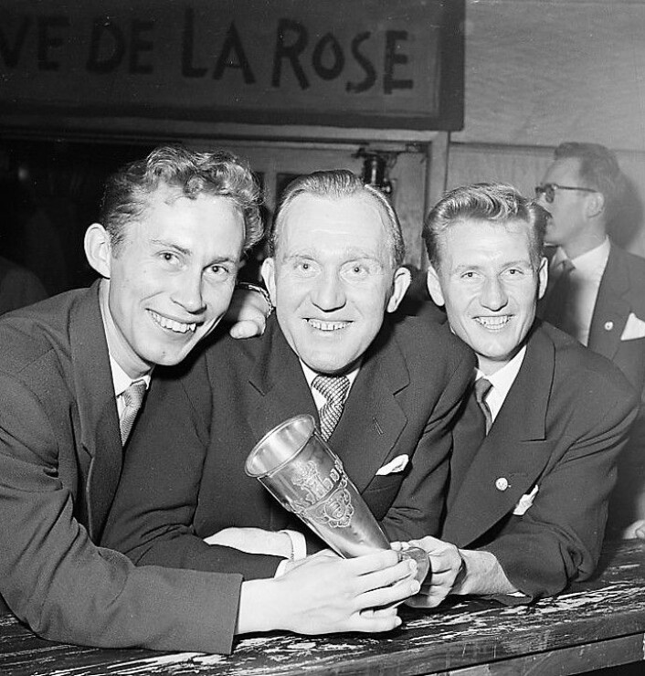 Hans Nordahl, i midten, med kongepokalen fra 1955 etter seieren over Lillestrøm i cupfinalen. Til venstre, Jan Erik Wold, og til høyre, Jack Farem. Foto: Riksarkivet/billedbladet Nå. Hans Nordahl, i midten, med kongepokalen fra 1955 etter seieren over Lillestrøm i cupfinalen. Til venstre, Jan Erik Wold, og til høyre, Jack Farem. Foto: Riksarkivet/billedbladet Nå.