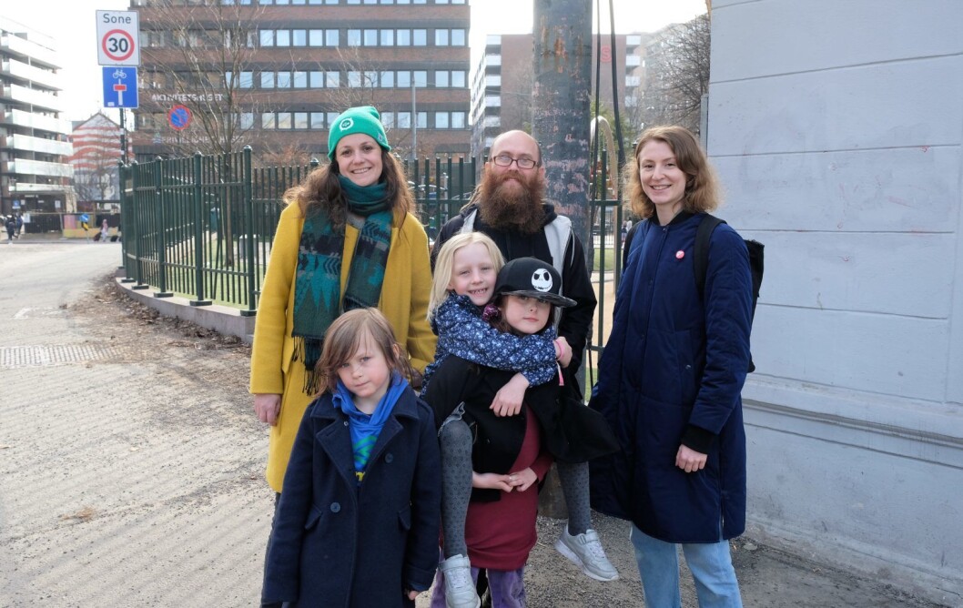 Aksel, Johanne og Katje (foran) ønsker seg en trygg skolevei. FAU-representantene Veslemøy Blokhus Langvik (fra venstre), Karl Natstad og gruppeleder for SV i bystyret, Sunniva Holmås Eidsvoll, mener innføringen av såkalte hjertesoner vil gi tryggere hverdag for skoleungene. Foto: Christian Boger Aksel, Johanne og Katje (foran) ønsker seg en trygg skolevei. FAU-representantene Veslemøy Blokhus Langvik (fra venstre), Karl Natstad og gruppeleder for SV i bystyret, Sunniva Holmås Eidsvoll, mener innføringen av såkalte hjertesoner vil gi tryggere hverdag for skoleungene. Foto: Christian Boger