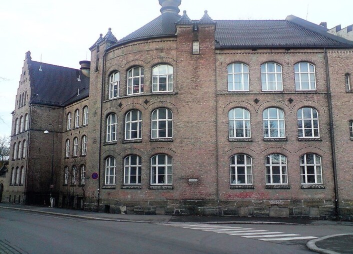 Ved Gamlebyen skole er arbeidet for å innføre bilfrie soner allerede startet. Foto: PaulVIF / Wikimedia Commons Ved Gamlebyen skole er arbeidet for å innføre bilfrie soner allerede startet. Foto: PaulVIF / Wikimedia Commons