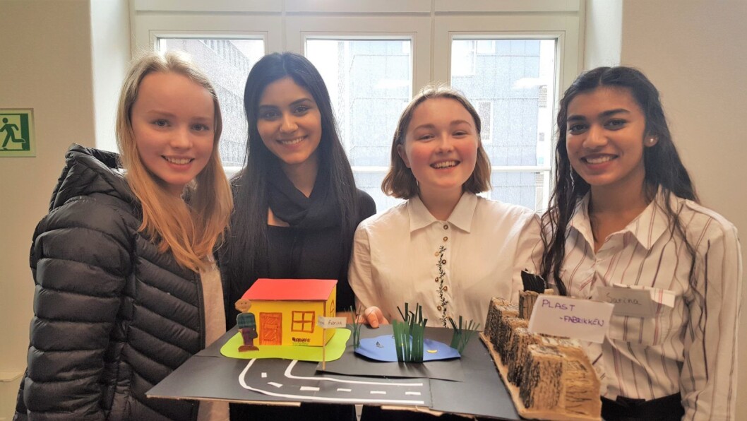 Vigdís Gunnarsdóttir (t.v.), Michelle Khokhar, Birta Björnsdóttir og Sarina Athavan vil at industrien skal investere i forskning på plastalternativer. Foto: Tarjei Kidd Olsen Vigdís Gunnarsdóttir (t.v.), Michelle Khokhar, Birta Björnsdóttir og Sarina Athavan vil at industrien skal investere i forskning på plastalternativer. Foto: Tarjei Kidd Olsen