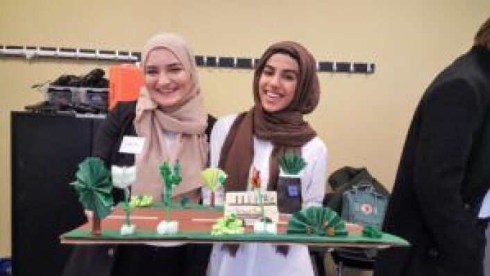 Tamila Bisultanova og Zainab Ahmed viser frem prototyp av en gate lyst opp med plantelys. Foto: Tarjei Kidd Olsen Tamila Bisultanova og Zainab Ahmed viser frem prototyp av en gate lyst opp med plantelys. Foto: Tarjei Kidd Olsen