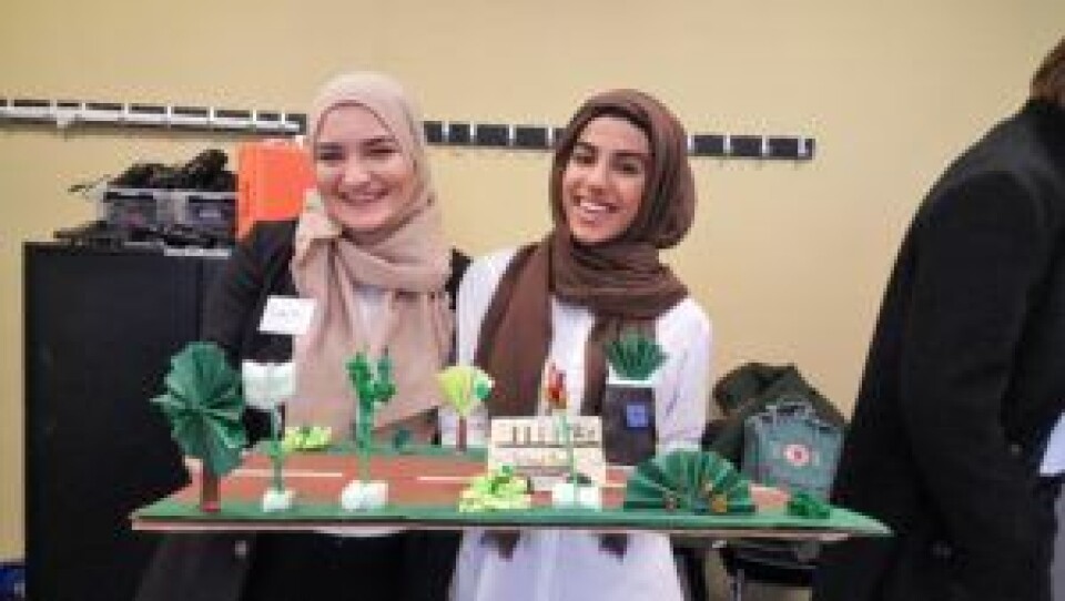 Tamila Bisultanova og Zainab Ahmed viser frem prototyp av en gate lyst opp med plantelys. Foto: Tarjei Kidd Olsen