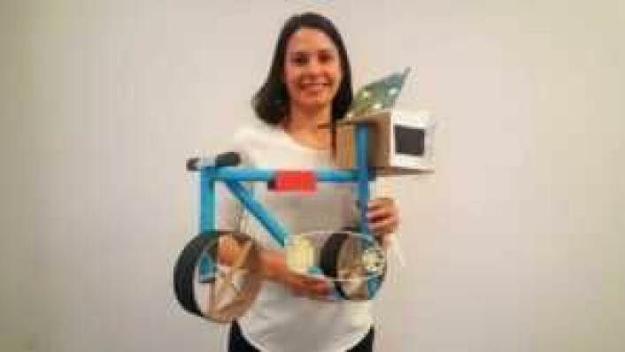 Ane Brenna-Årvik med "sykkelen" til elevene bak et prosjekt de kalte Lifecycle. Foto: Tarjei Kidd Olsen