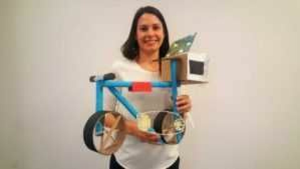 Ane Brenna-Årvik med 'sykkelen' til elevene bak et prosjekt de kalte Lifecycle. Foto: Tarjei Kidd Olsen