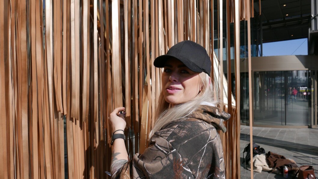 Skulptør Signe Solberg står bak det nye kunstverket folk ser når de skal inn på Oslo S. Foto: Privat Skulptør Signe Solberg står bak det nye kunstverket folk ser når de skal inn på Oslo S. Foto: Privat