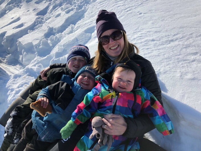 Viktor, i midten, ble påkjørt i mars. Ulrik til venstre, Viljar til høyre og mor Camilla bak. Foto: Privat Viktor, i midten, ble påkjørt i mars. Ulrik til venstre, Viljar til høyre og mor Camilla bak. Foto: Privat