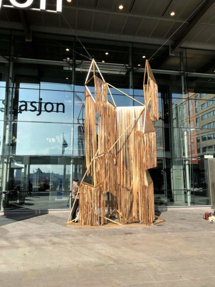 Skulpturen All its glory står nå ved inngangen til flytogterminalen på Oslo S. Foto: Signe Solberg Skulpturen All its glory står nå ved inngangen til flytogterminalen på Oslo S. Foto: Signe Solberg